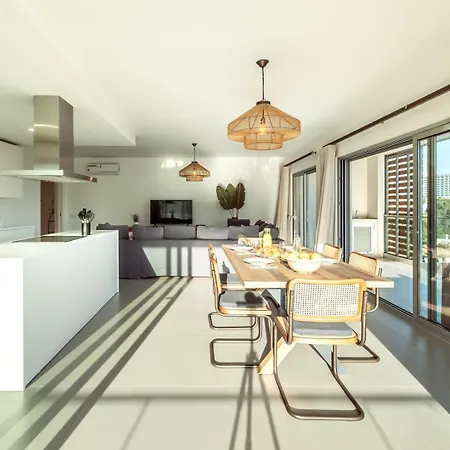 The Escape - Poolside Retreat Apartment *