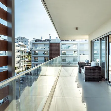 The Escape - Poolside Retreat Apartment *